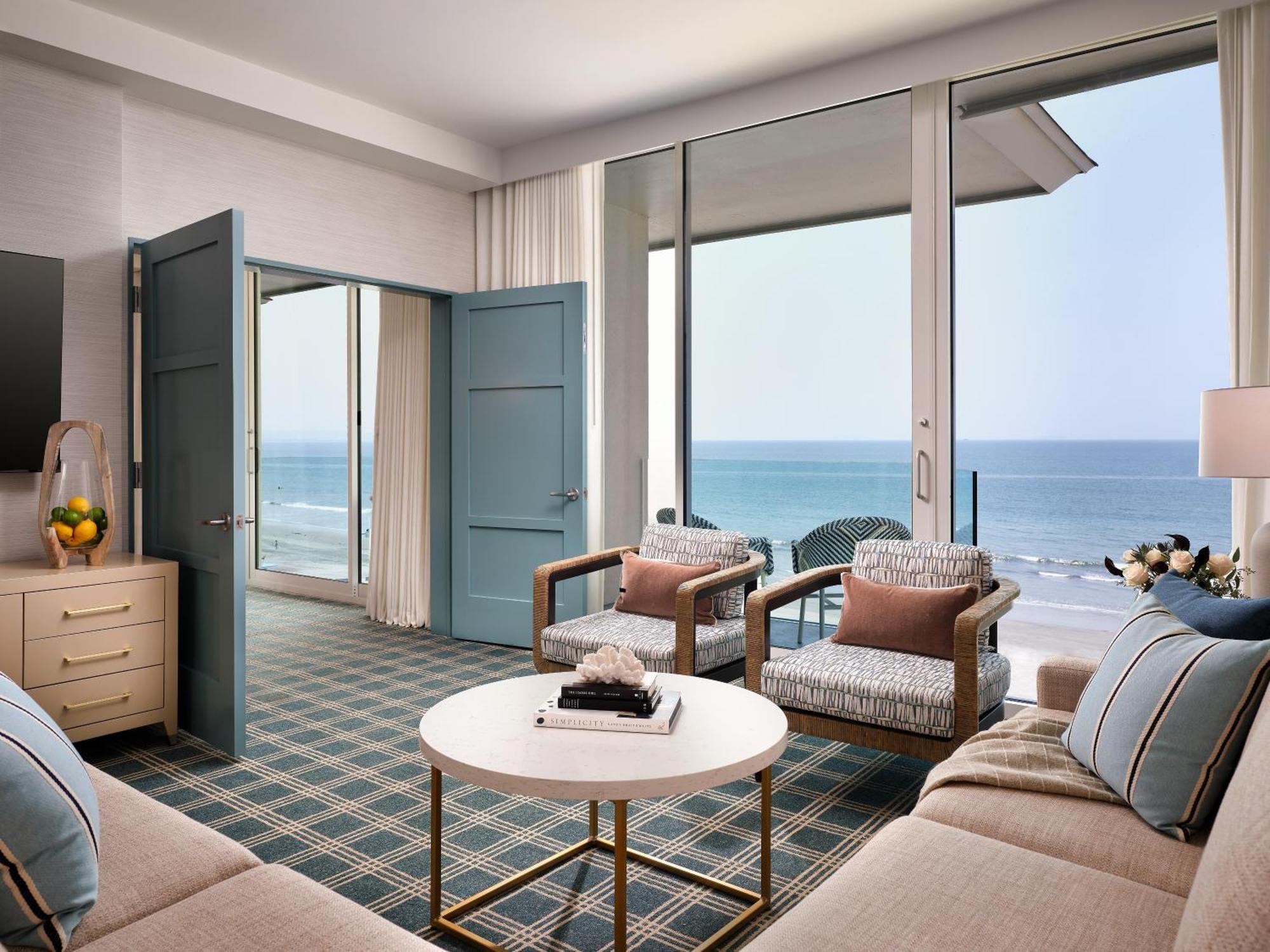 Suite Doble con cama grande en primera línea de mar